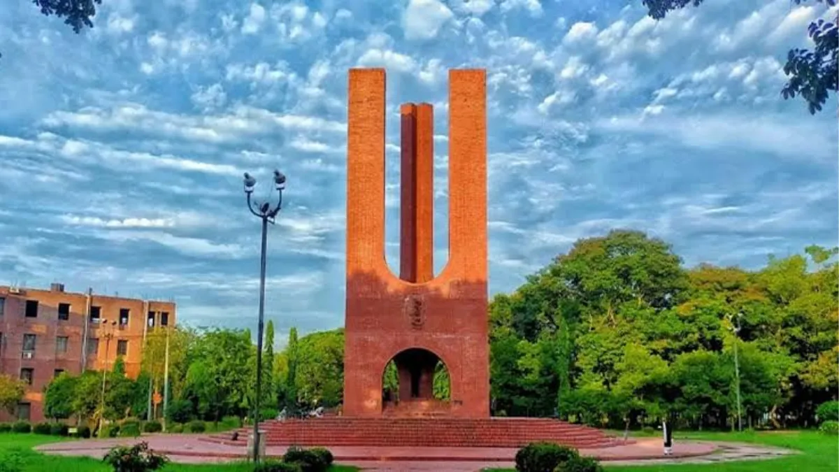 কালেমা খচিত পতাকা টানানোর ঘটনায় জাবির চার শিক্ষার্থীকে শোকজ, তদন্ত কমিটি গঠন