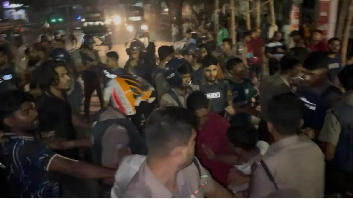 জবি শিক্ষার্থীদের উপর পুলিশের লাঠিচার্জ, সাংবাদিকসহ আহত ১৩