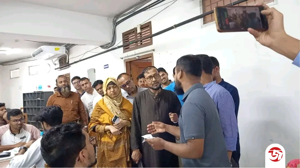 জবির কেন্দ্রীয় গ্রন্থাগার পরিদর্শনে উপাচার্য, গ্রন্থাগারে আসন সংখ্যা বৃদ্ধি ও সময়সীমা বাড়ানোর নির্দেশ