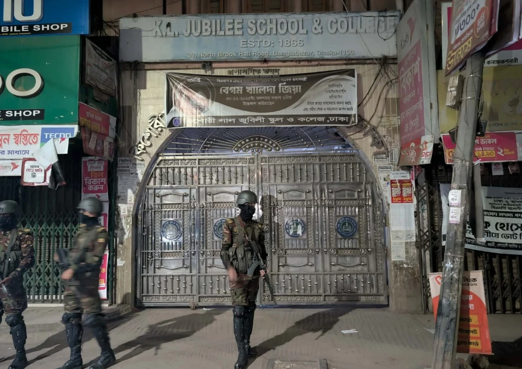 জুবলি স্কুল কেন্দ্রে প্রিজাইডিং অফিসারসহ জামায়াত কর্মীদের ওপর হামলা