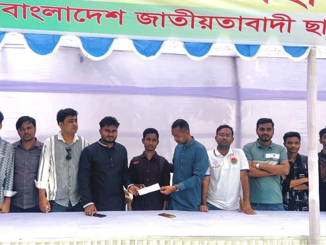 ‎টাকার অভাবে ভর্তি অনিশ্চিত, জবি শিক্ষার্থীর পাশে ছাত্রদল নেতা বাসিত