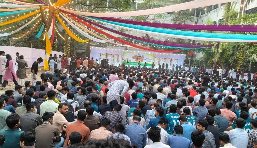 ২ হাজার শিক্ষার্থীকে ইফতার করালো জবি শিবির