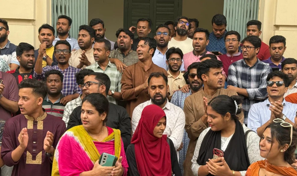 ভিসি প্রক্টরের পদত্যাগ চেয়ে জবি ছাত্রদলের ভিসি ভবন ঘেরাও