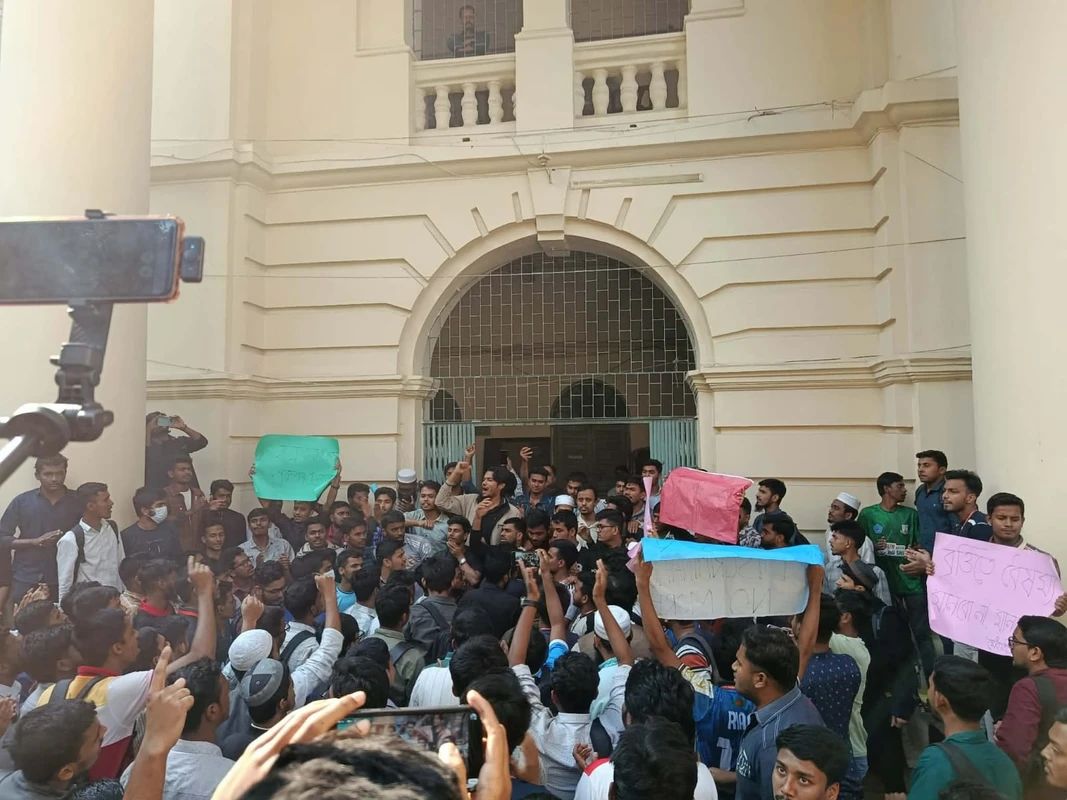 বিশেষ বৃত্তির আওতায় না রাখার প্রতিবাদে জবির আস সুন্নাহ হলের শিক্ষার্থীদের বিক্ষোভ