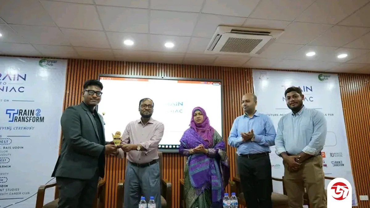 জবিতে ক্যারিয়ার ক্লাবের ‘ট্রেন টু ম্যানিয়াক’ আয়োজন, বিজয়ীদের পুরস্কার প্রদান