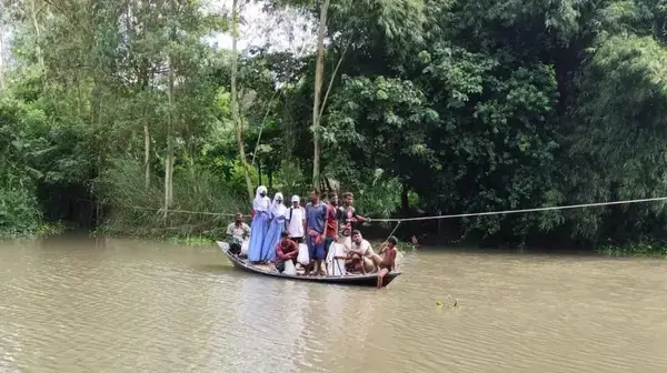 পারাপারে খেয়া নৌকা ফুটো করে দিলো দুষ্কৃতকারীরা