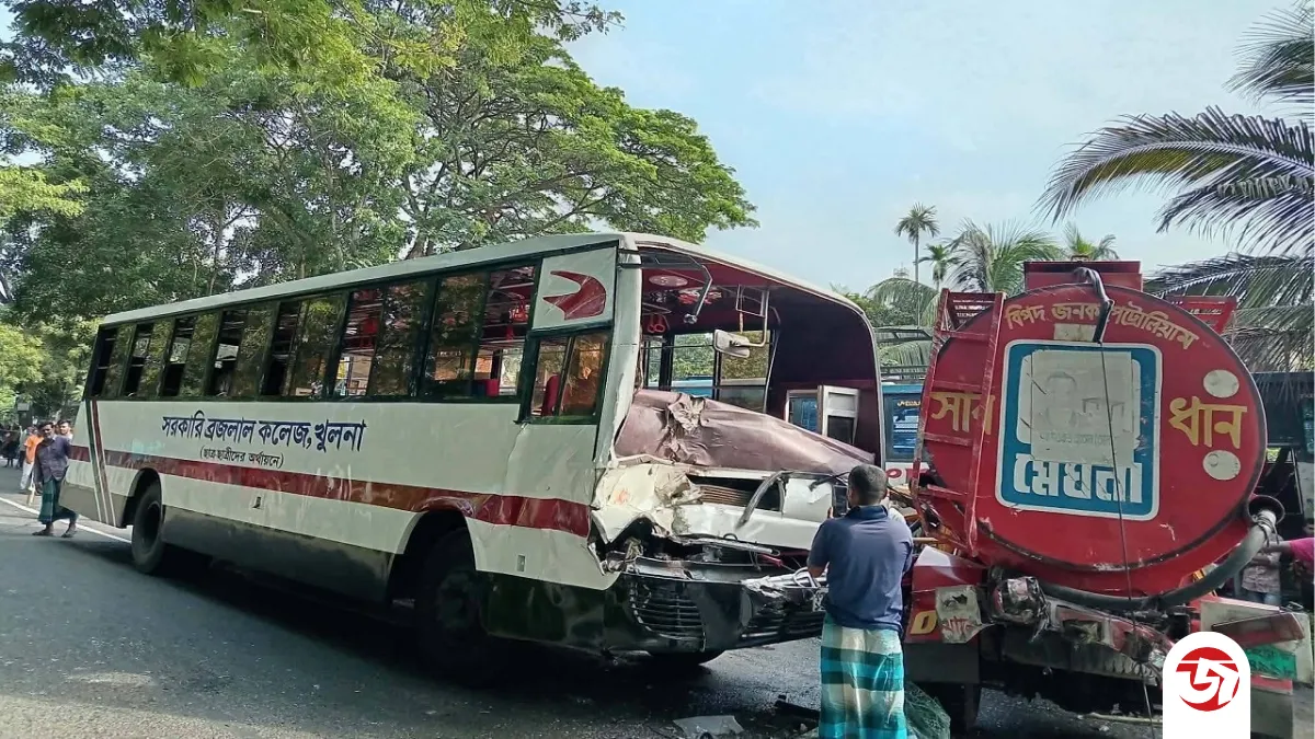 খুলনায় তেলবাহী ট্রাক-বাসের ত্রিমুখী সংঘর্ষে আহত ২৪