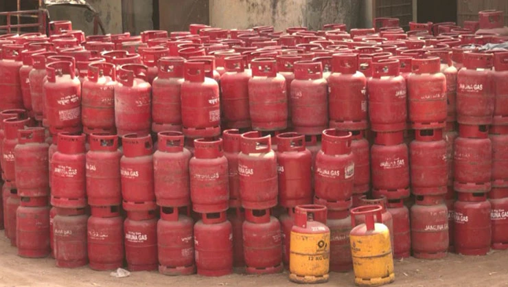 এলপি গ্যাসের দাম বাড়বে না কমবে, জানা যাবে আজ
