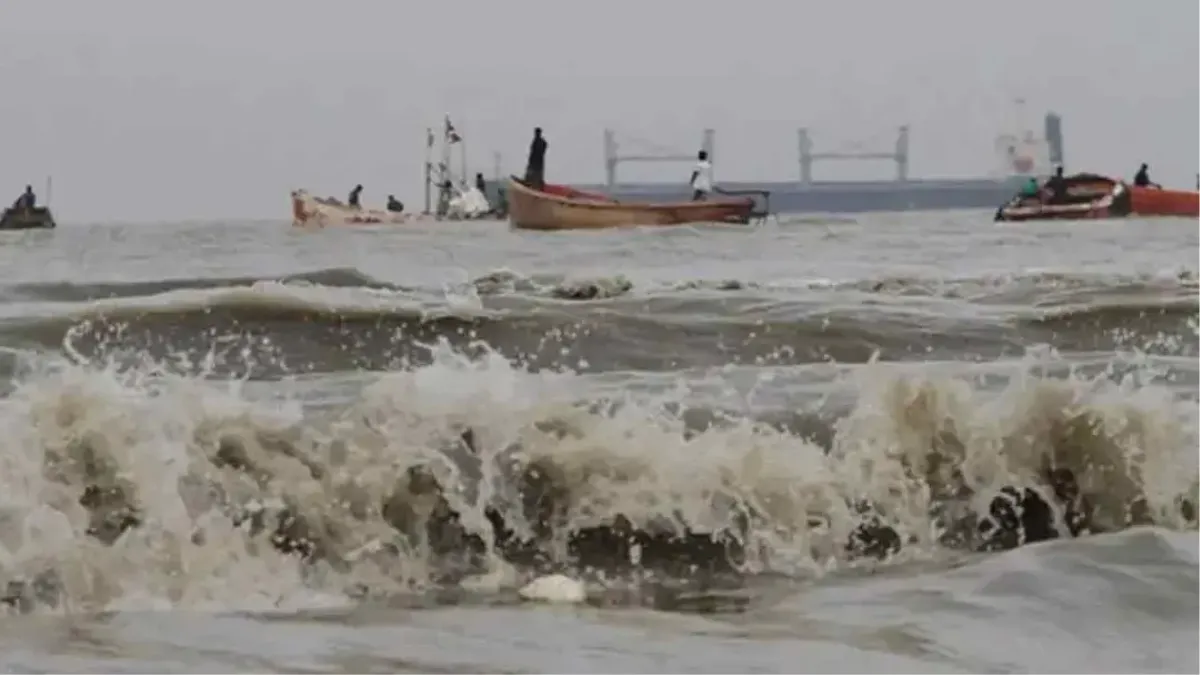 সমুদ্র বন্দরে ৩ নম্বর স্থানীয় সতর্ক সংকেত