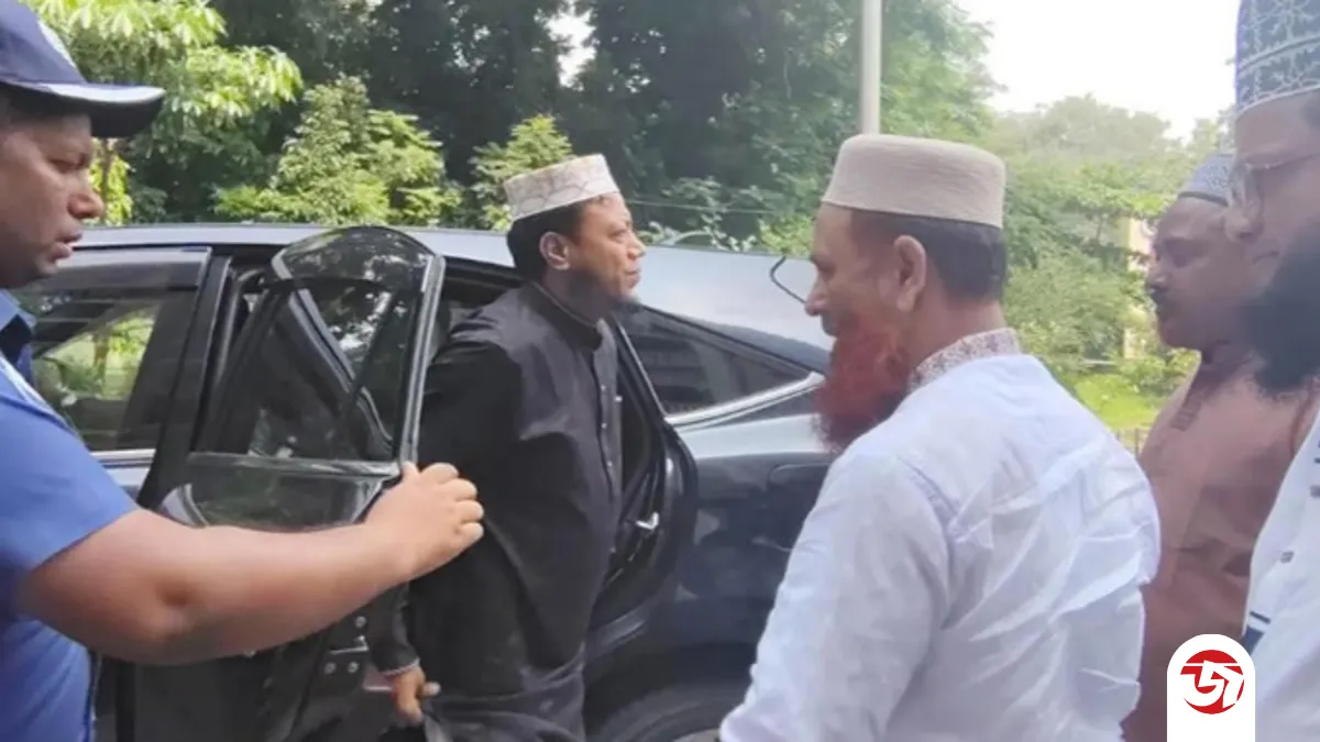 মানহানি মামলায় আত্মসমর্পণে সিরাজগঞ্জ আদালতে হাজির এমপি আমির হামজা