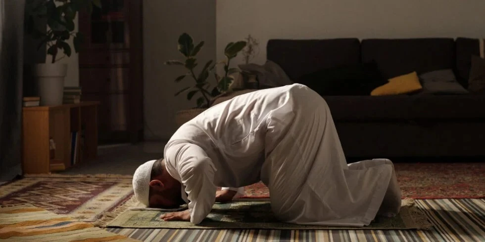 মাগরিবের নামাজ: রাকাত, নিয়ত ও পড়ার নিয়ম