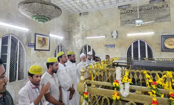 চট্টগ্রামে সুফী সাধকের মাজারে এনসিপি নেতাদের শ্রদ্ধা নিবেদন