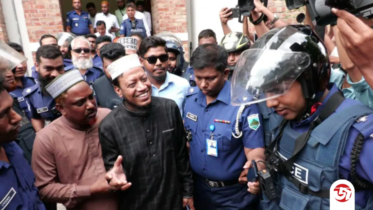 মানহানির ২ মামলায় স্থায়ী জামিন পেলেন মুফতি আমির হামজা