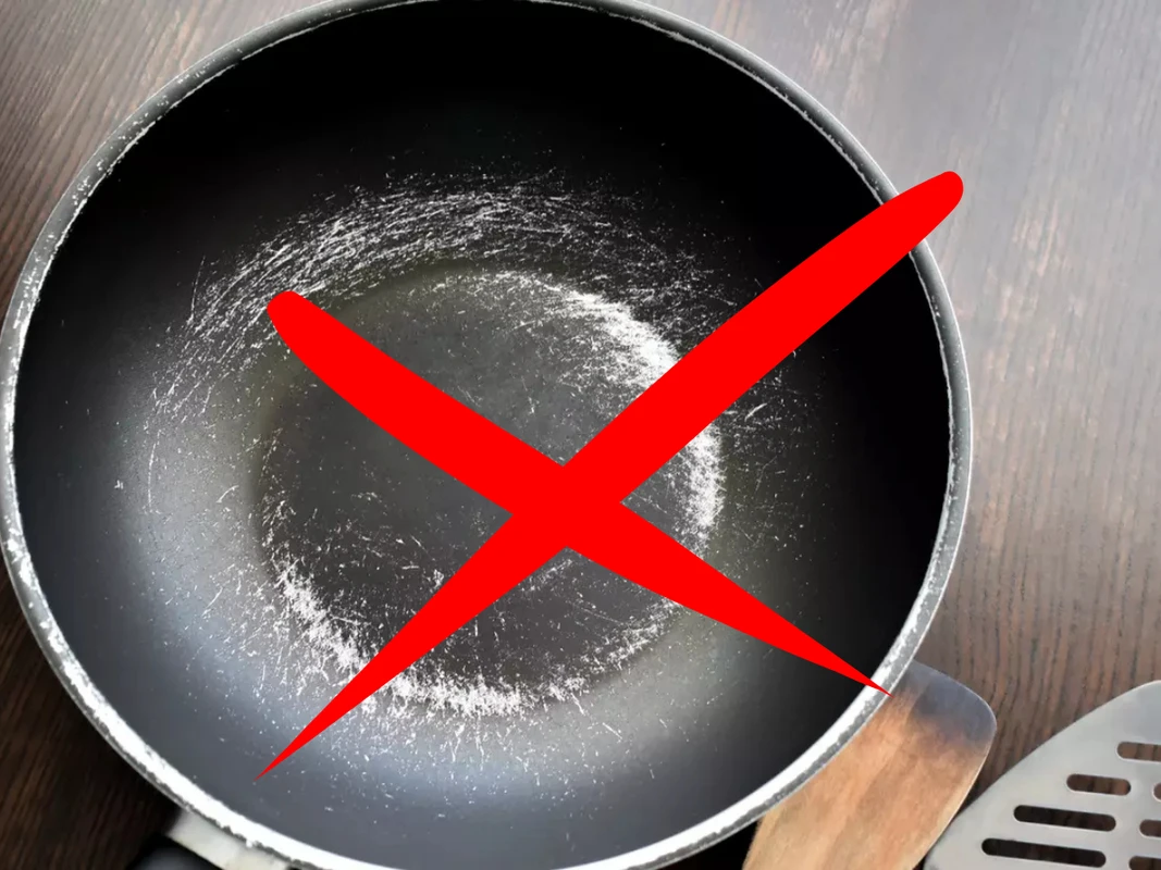 নন-স্টিক প্যানে রান্না করেন? একটি আঁচড়েই খাবারে ঢুকছে ৯,০০০ বিষাক্ত মাইক্রোপ্লাস্টিক!