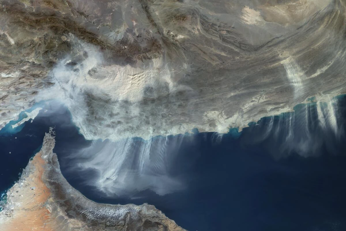 মধ্যপ্রাচ্যে উত্তেজনার প্রভাবে, তেলের দাম বেড়েছে ১৩ শতাংশ