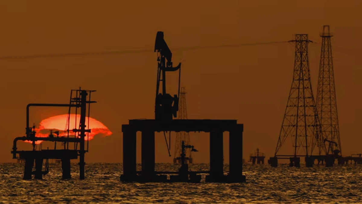 টানা দ্বিতীয় দিন কমলো জ্বালানি তেলের দাম, বিশ্ববাজারে স্বস্তির ইঙ্গিত