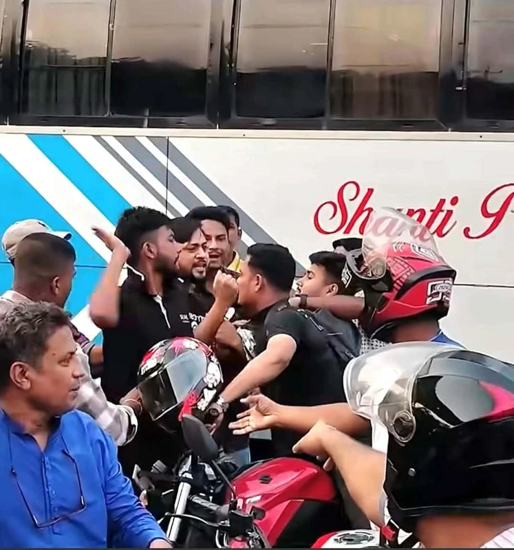 তেল পাম্পে লাইন ভাঙার প্রতিবাদে জাবি শিক্ষার্থীকে মারধর, আগুন দেওয়ার চেষ্টা