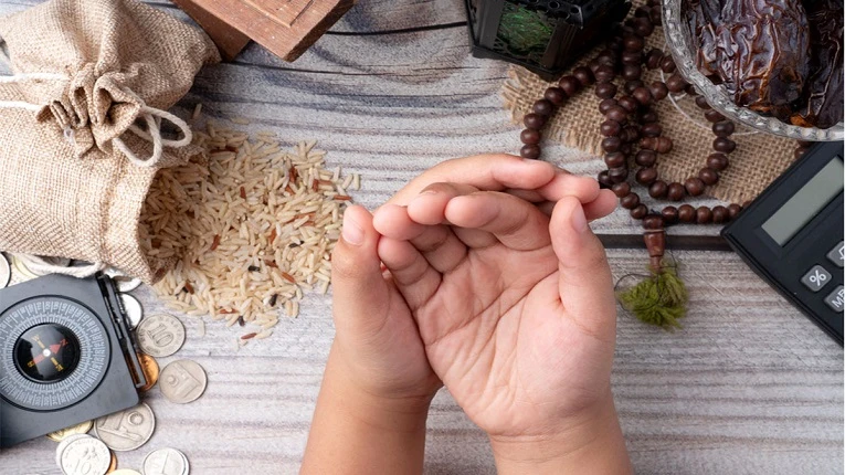 একজনের ফিতরা আরেকজন কি আদায় করতে পারবেন? শরিয়তের বিধান কী