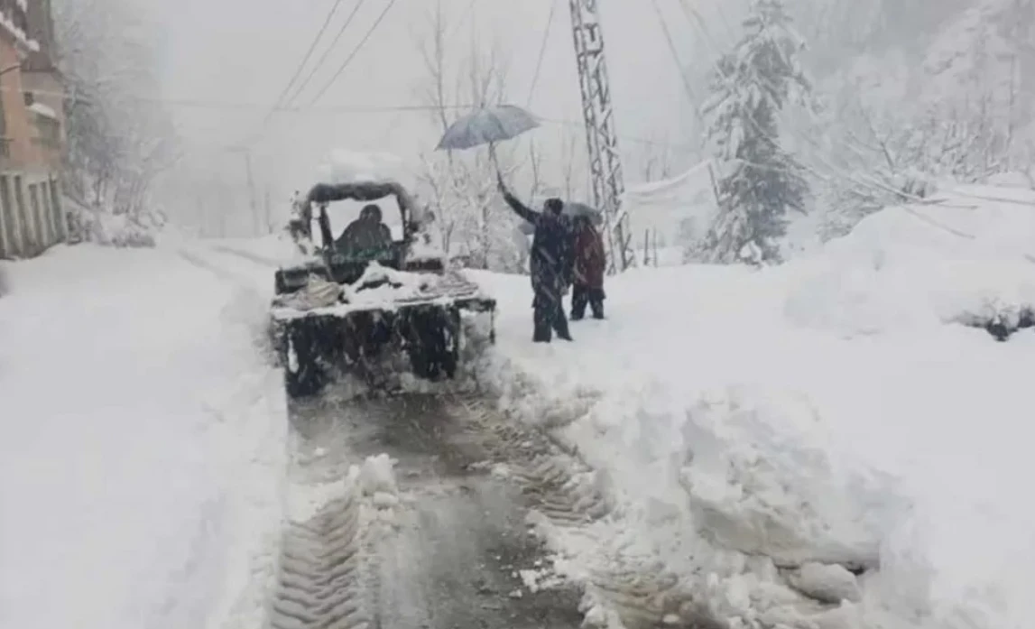 তুষারধসে পাকিস্তানে একই পরিবারের ৯ জনের মৃত্যু