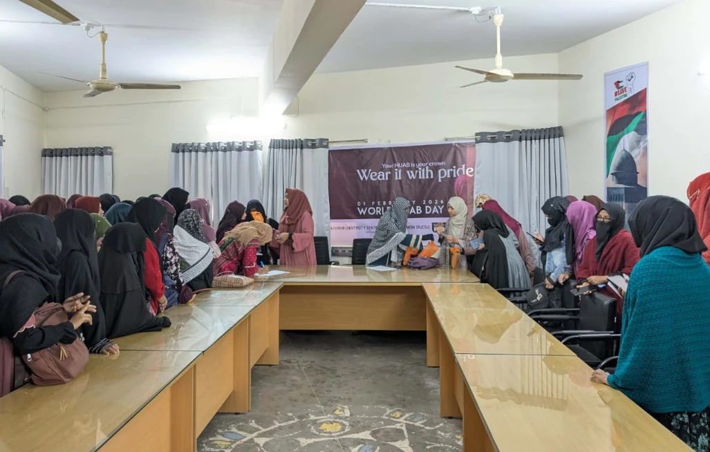বিশ্ব হিজাব দিবসে নারী শিক্ষার্থীদের হিজাব উপহার দিলো রাকসু