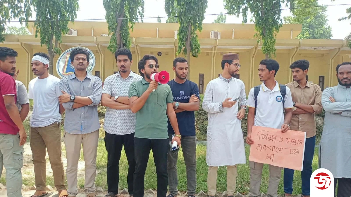 রাবি শিক্ষার্থীকে ছাত্রদল নেতার ছুরিকাঘাত; প্রতিবাদে বিভাগের শিক্ষার্থীদের বিক্ষোভ