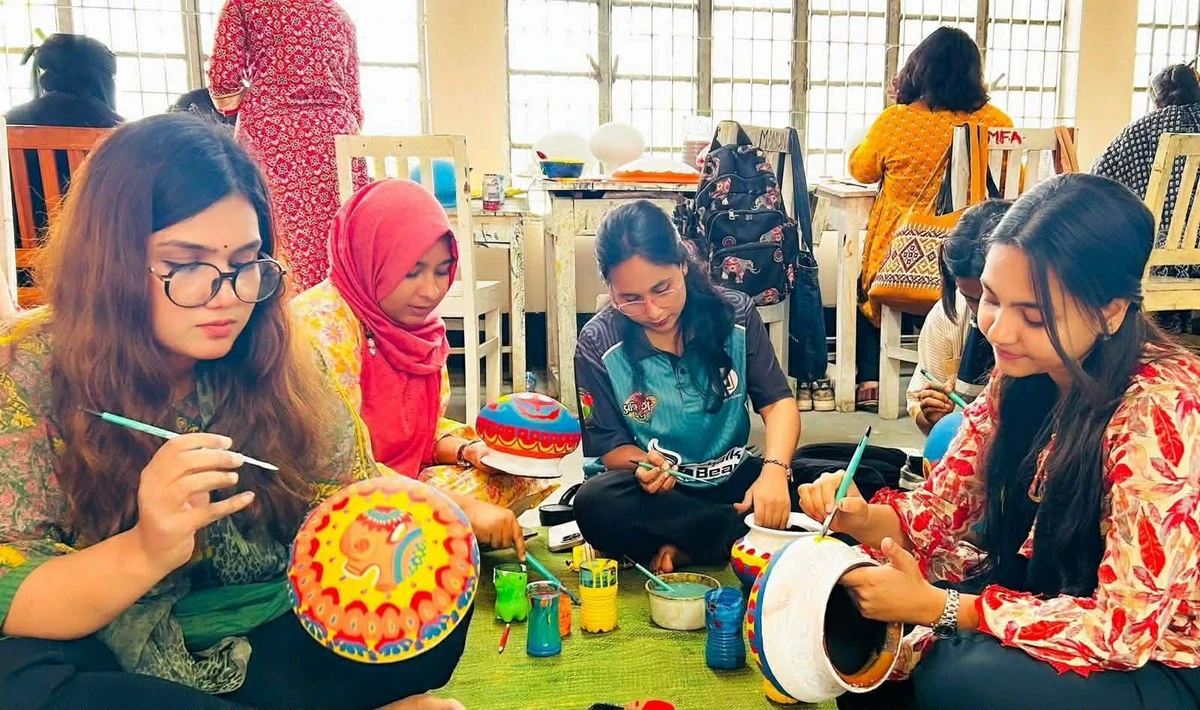 নববর্ষ বরণে প্রস্তুত রাজশাহী বিশ্ববিদ্যালয়; তিন বছর পর চারুকলায় চলছে পহেলা বৈশাখের শেষ সময়ের প্রস্তুতি