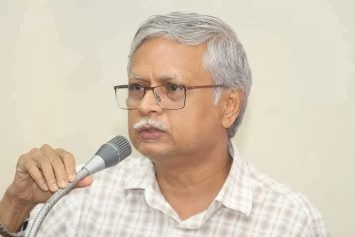 অনলাইনে ক্লাস নেওয়া 'বাস্তবতা জ্ঞানহীন ফালতু সিদ্ধান্ত': রাবির সাবেক উপাচার্য