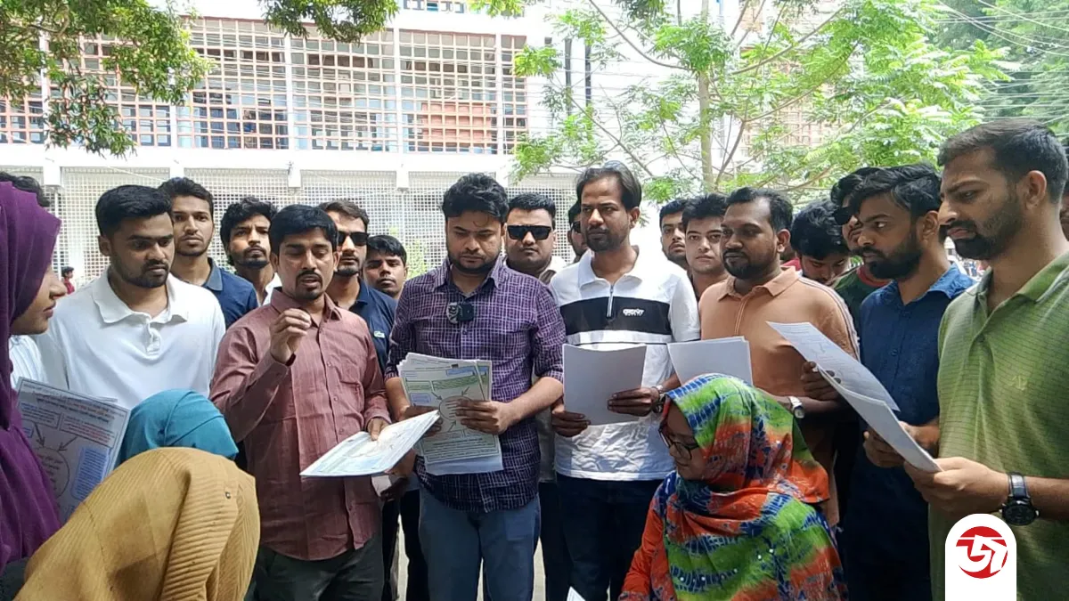 জুলাই সনদ বাস্তবায়ন ও অপপ্রচার রোধে রাবি ছাত্রদলের লিফলেট বিতরণ