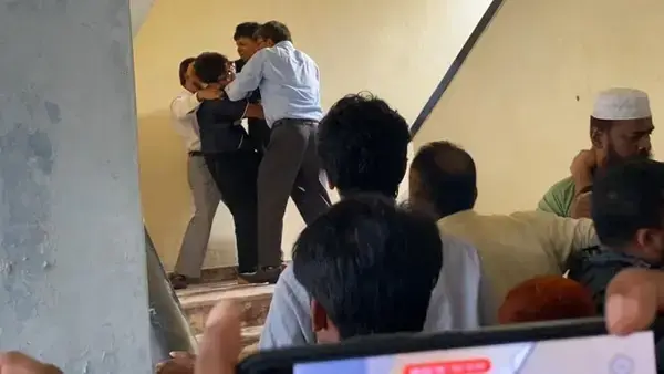 ৭ ঘণ্টা ধরে প্রোভিসি-রেজিস্ট্রার-প্রক্টর অবরুদ্ধ! শিক্ষার্থীদের ১ ঘন্টার আল্টিমেটাম