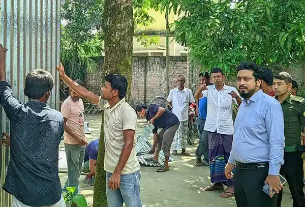 রংপুরে হিন্দুপল্লীর ঘর মেরামতে উপজেলা প্রশাসনের সহায়তা