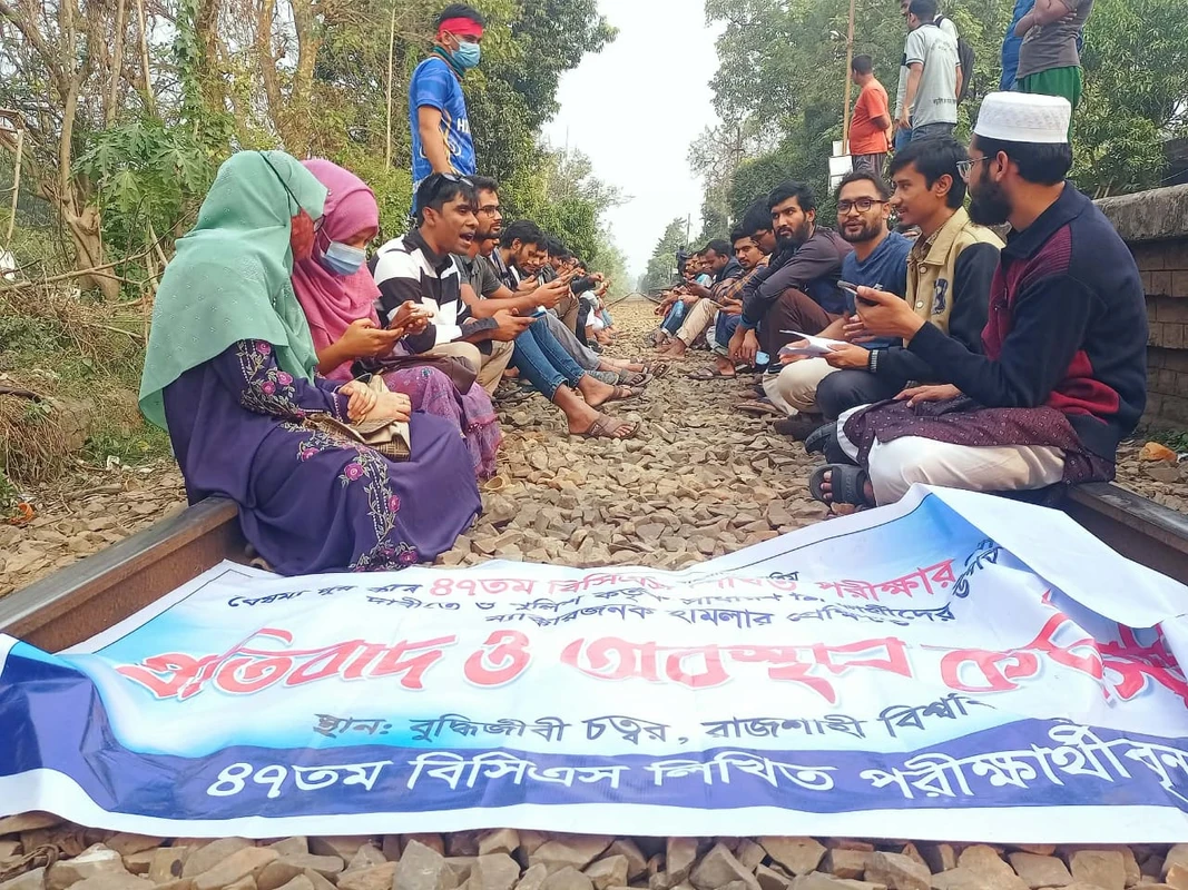 ৬ ঘন্টা পর রেল অবরোধ প্রত্যাহার করলো রাবি শিক্ষার্থীরা