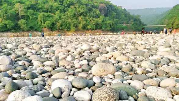 সিলেটের সাদা পাথর লুটে প্রশাসনের যোগসাজশের অভিযোগ