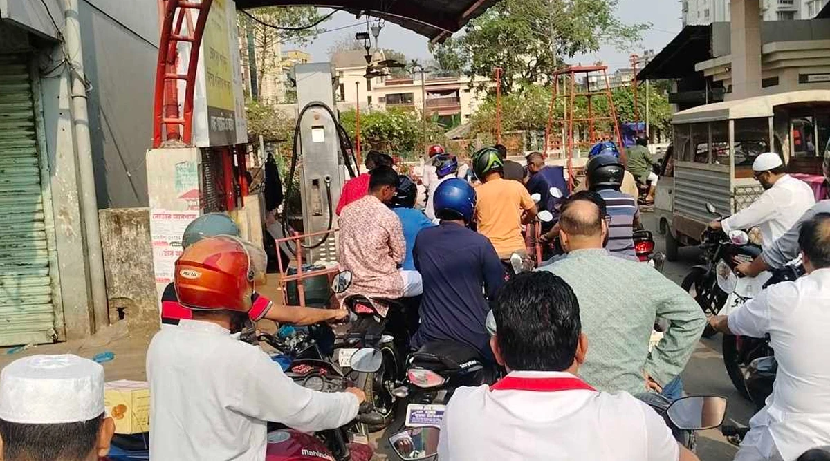 সাতক্ষীরায় পেট্রোল-পাম্পে দীর্ঘ লাইন, তেল সংকট চরমে