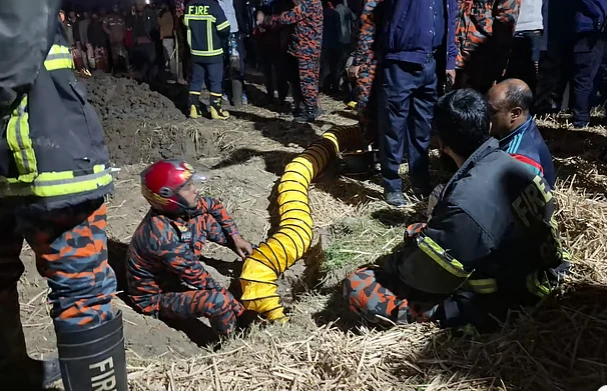 রাজশাহীতে ৩০ ফুট গভীর গর্তে পড়ে যায় দুই বছরের শিশু, অক্সিজেন দিয়ে উদ্ধারের চেষ্টা