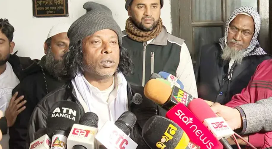 চাকরি ছেড়ে ভোটের মাঠে নৈশপ্রহরী খাইরুল