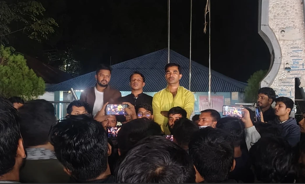 ওসমান হাদিকে হত্যাচেষ্টার প্রতিবাদে চবিতে ছাত্রদল ও ইনকিলাব মঞ্চের বিক্ষোভ মিছিল ও সমাবেশ