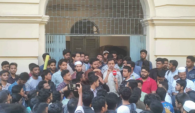বিশেষ বৃত্তির দাবিতে আস সুন্নাহ হল শিক্ষার্থীদের  ব্লকেড, ৯ ঘন্টা অবরুদ্ধ উপাচার্য-কোষাধ্যক্ষ