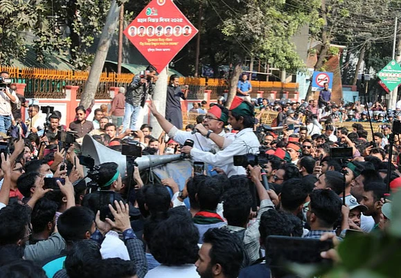 সাদিক কায়েমের নেতৃত্বে স্বরাষ্ট্র উপদেষ্টার কার্যালয় ঘেরাও