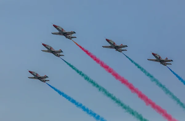 মনোরম এয়ার শোতে মুগ্ধ দর্শনার্থীরা