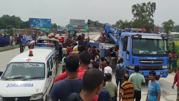 সিরাজগঞ্জে সড়ক দুর্ঘটনায় ট্রাকচালকের মর্মান্তিক মৃত্যু