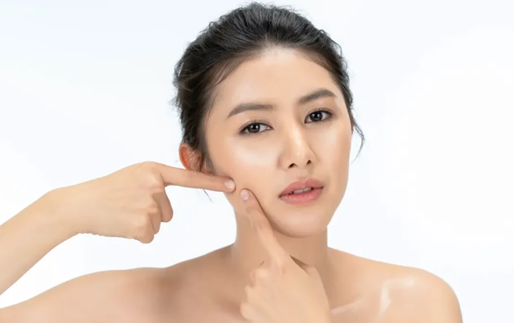 তৈলাক্ত ত্বকের চটচটে ভাব দূর করার ১৫ মিনিটের কার্যকরী টিপস শিখুন!