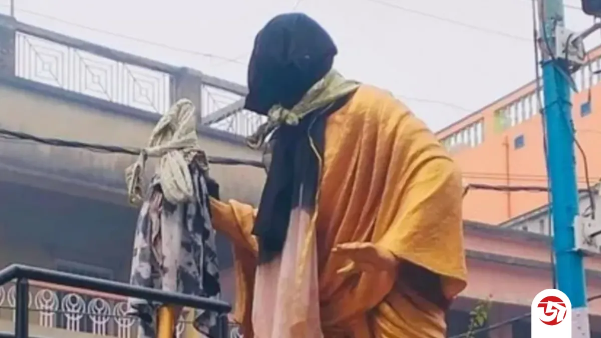 গান্ধীর মূর্তির মুখে কালো কাপড়, উত্তপ্ত পশ্চিমবঙ্গ