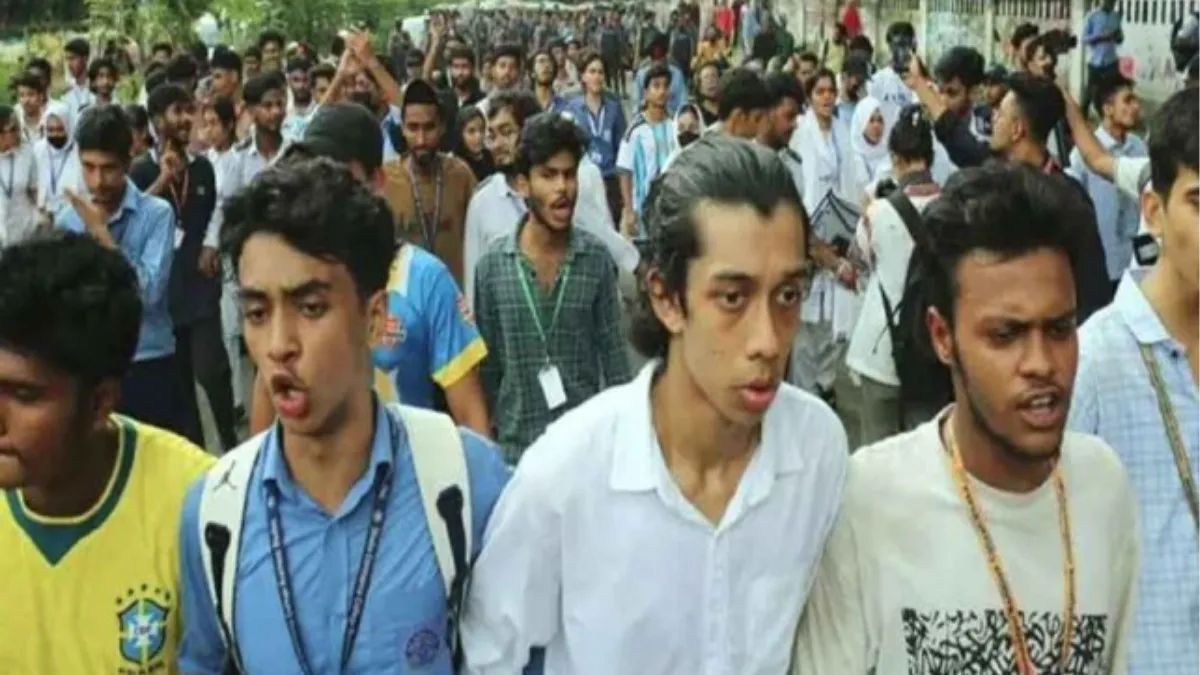 মন্ত্রীর পদত্যাগ দাবি থেকে সরে নতুন ৬ দফা নিয়ে সচিবালয়ে শিক্ষার্থীরা