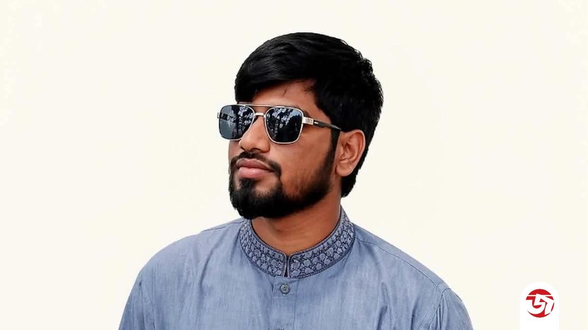 ‘শিক্ষকের মতো থাকেন, না হলে কান বরাবর পড়বে’- ছাত্র উপদেষ্টাকে রাবিতে ছাত্রদল নেতার হুমকি