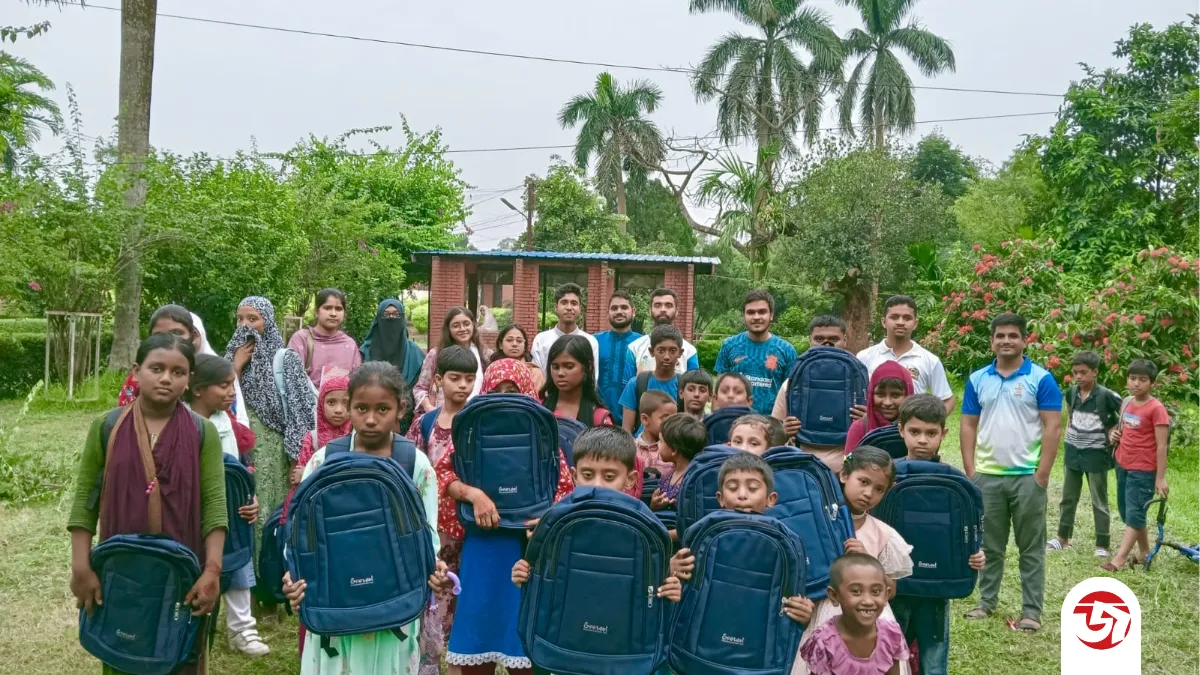 জাবিতে সুবিধাবঞ্চিত শিশুদের মাঝে স্কুল ব্যাগ বিতরণ করল তরী