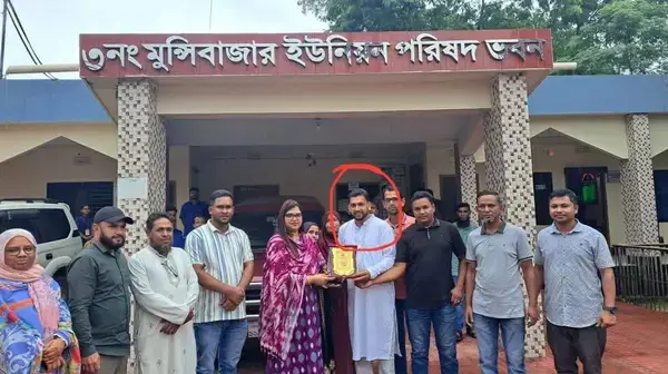 অভিযুক্ত চেয়ারম্যানের হাত থেকে ক্রেস্ট নিলেন ইউএনও আফরোজা হাবিব