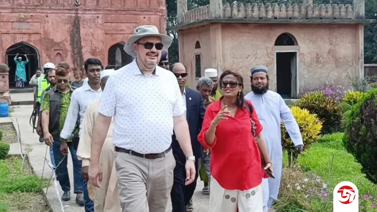 চাঁপাইনবাবগঞ্জে প্রাচীন প্রত্নস্থল পরিদর্শনে মার্কিন রাষ্ট্রদূত