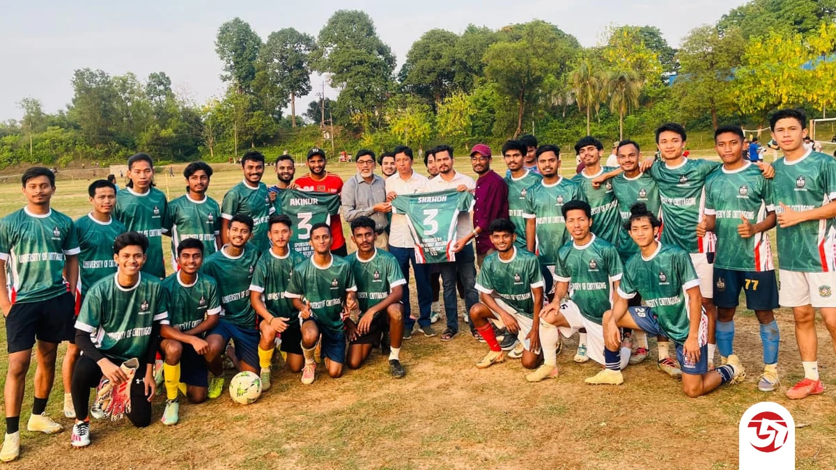 আন্তঃ বিশ্ববিদ্যালয় ফুটবল টুর্নামেন্ট উপলক্ষে চবিতে ছাত্রদল নেতা শাফায়াতের উদ্যোগে ক্রীড়া সামগ্রী বিতরণ