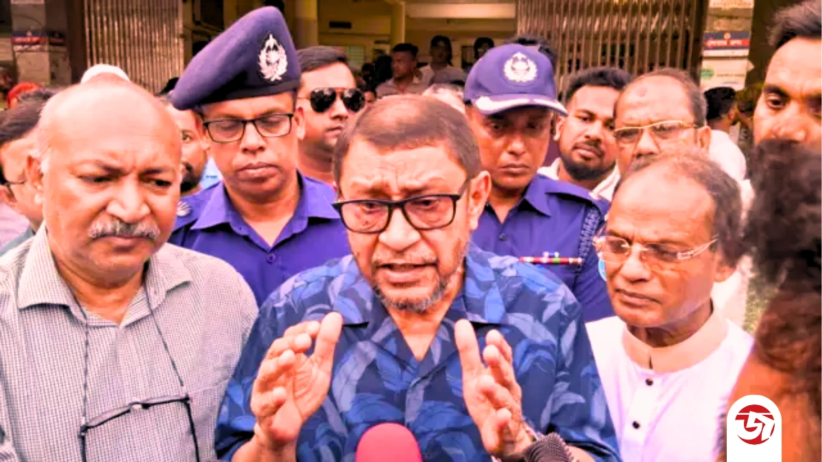 টিকা সংকট ইস্যুতে সাক্ষাৎকার দেওয়ায় স্বাস্থ্য কর্মকর্তাকে প্রত্যাহারের ঘোষণা স্বাস্থ্যমন্ত্রীর