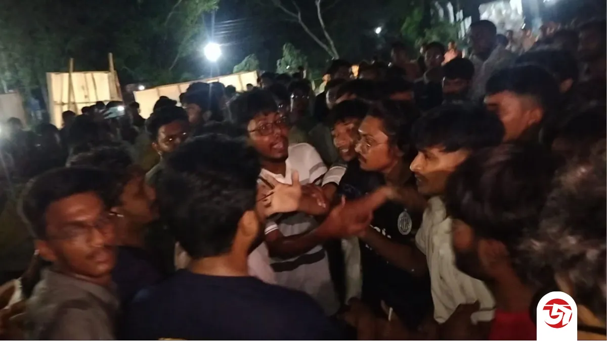 ইবিতে বাসে উচ্চস্বরে আড্ডা নিয়ে মারধরের ঘটনা, ক্যাম্পাসে উত্তেজনা
